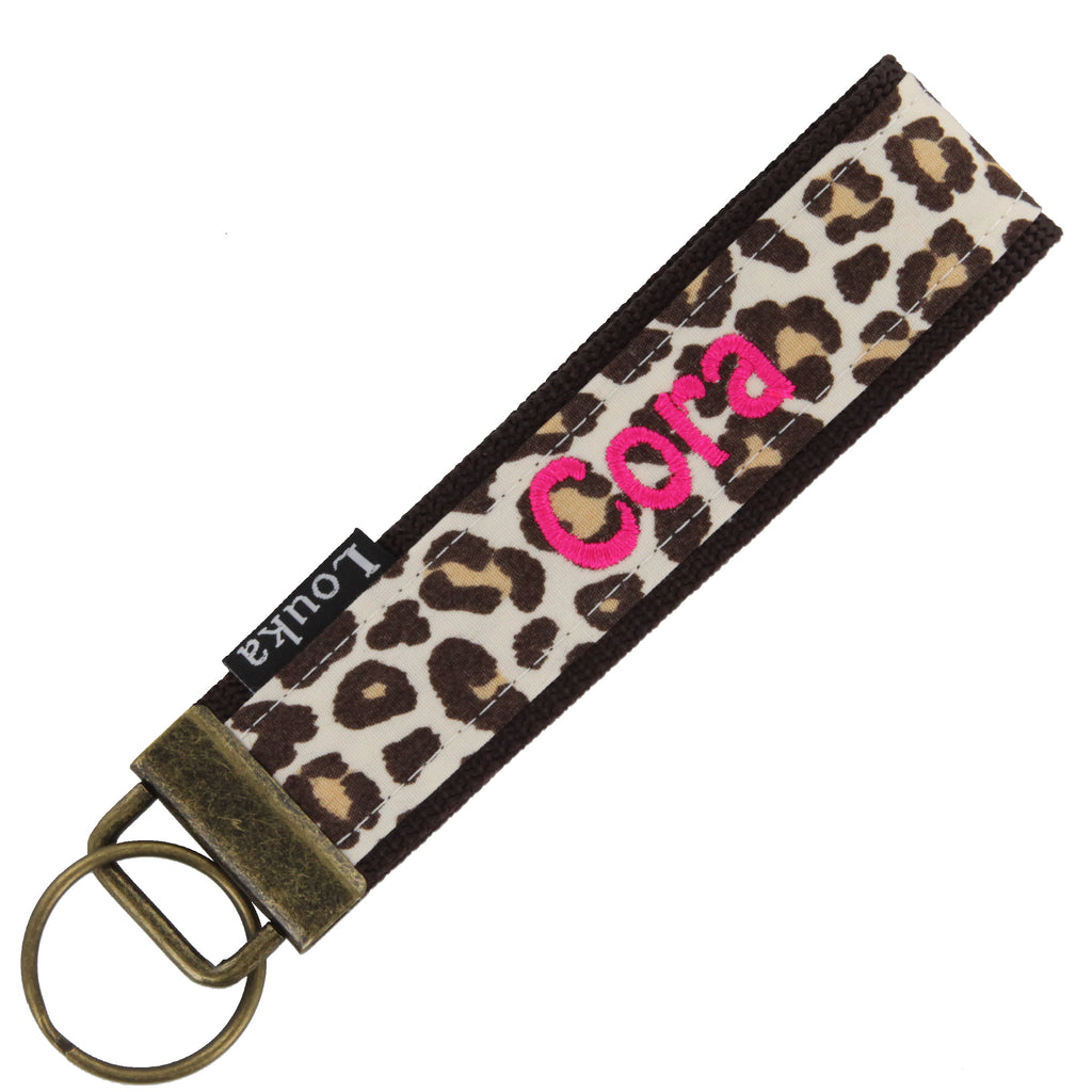 Handgemaakte Louka pols sleutelhanger met panterprint, personaliseerbaar met naam en verkrijgbaar met zilver of brons hardware, formaat 13×3 cm.